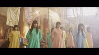 けやき坂46「それでも歩いてる」ミュージックビデオのワンシーン。