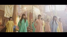 けやき坂46「それでも歩いてる」ミュージックビデオのワンシーン。