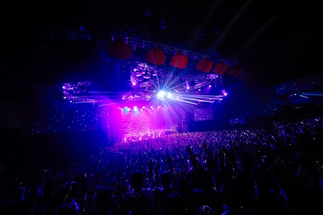 BiSHによるライブの様子。(撮影:上山陽介)