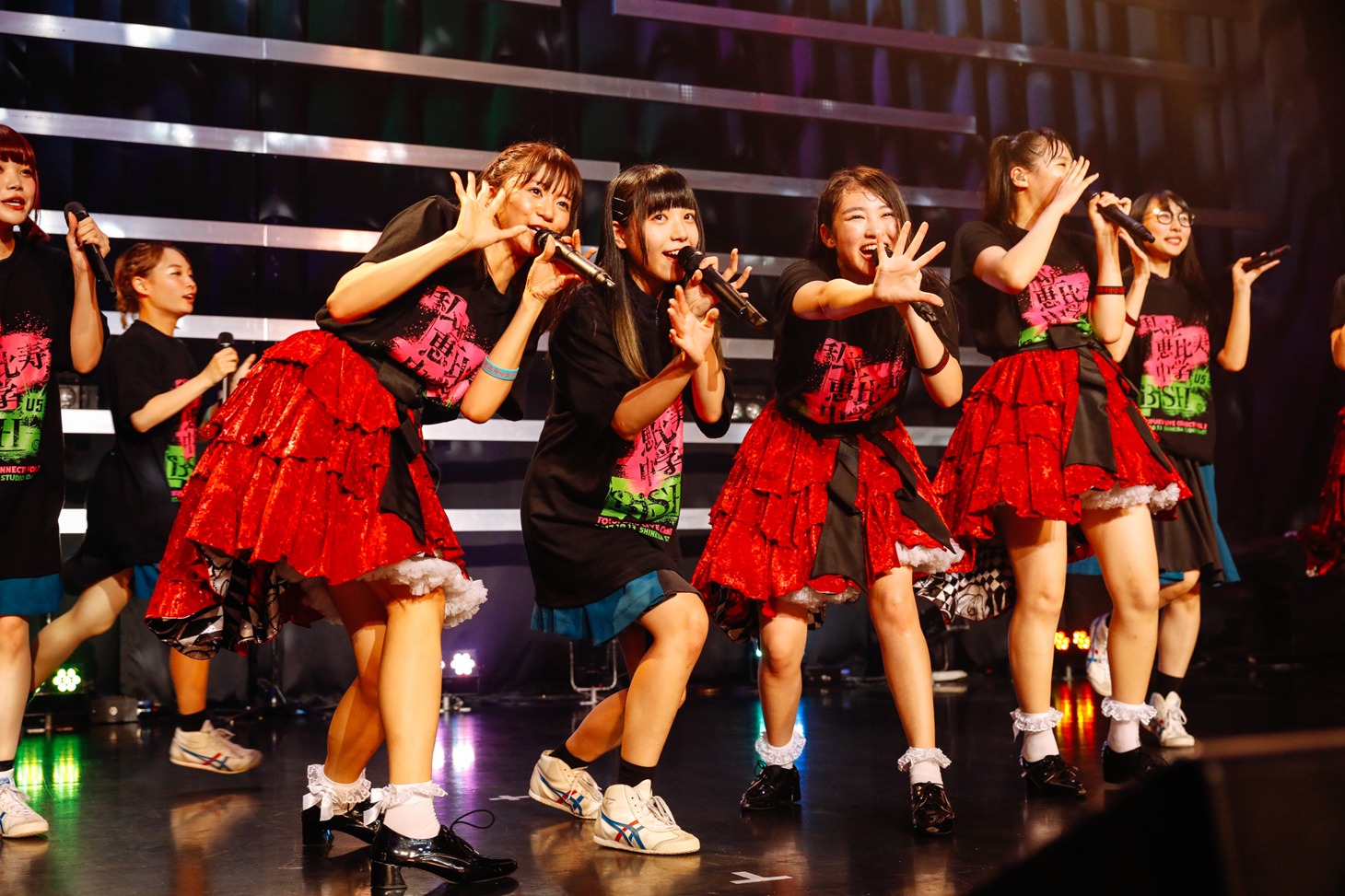 アンコールで共演した私立恵比寿中学とBiSH。（撮影：上山陽介）