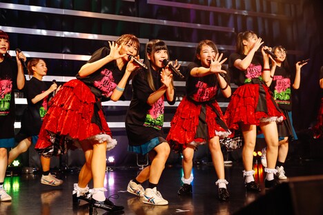 アンコールで共演した私立恵比寿中学とBiSH。(撮影:上山陽介)