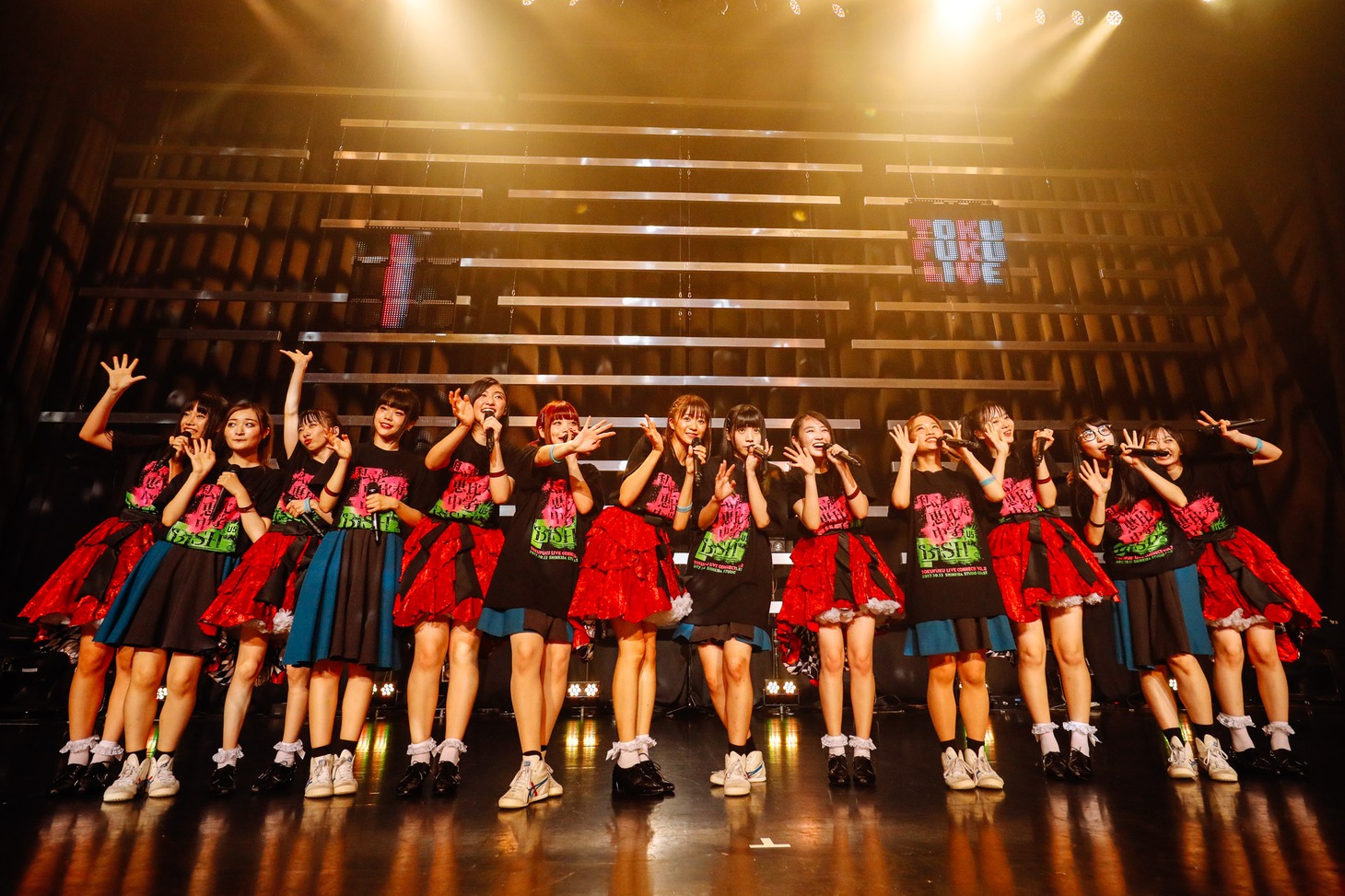 アンコールで共演した私立恵比寿中学とBiSH。（撮影：上山陽介）