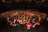 観客と記念撮影する私立恵比寿中学、BiSH、MCの菅沼ゆり。（撮影：上山陽介）