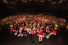 観客と記念撮影する私立恵比寿中学、BiSH、MCの菅沼ゆり。（撮影：上山陽介）