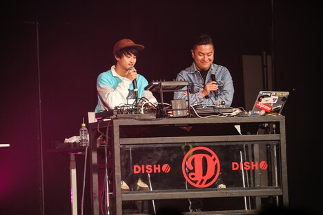 橘柊生（DISH//）と岡部波音。（写真提供：Sony Music Records）