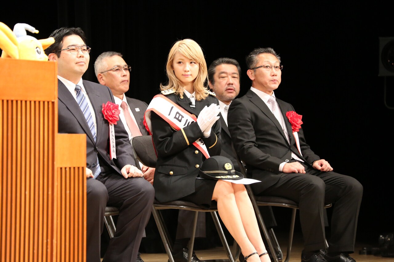 Dream Ami、三鷹署で一日署長に「ライブでも安全安心で」