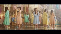 けやき坂46「それでも歩いてる」ミュージックビデオのワンシーン。