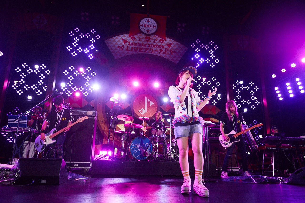 内田真礼「コカ・コーラ SUMMER STATION 音楽LIVE」の模様。(c)テレビ朝日