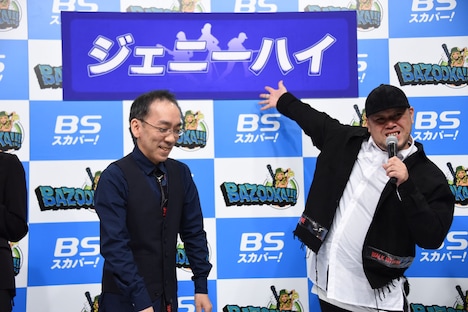 カッコよくバンド名を発表するくっきー(右)。