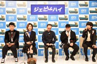 記者会見の様子。