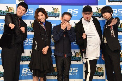 思い思いのポーズを決めるジェニーハイのメンバー。