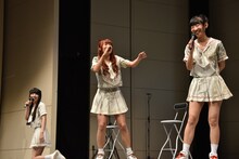 成瀬瑛美（中央）の自由すぎるトークにヒザから崩れ落ちる相沢梨紗（左）とツッコミを求められ困る古川未鈴（右）。