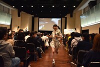 客席通路をダッシュしてキノコを探す藤咲彩音。