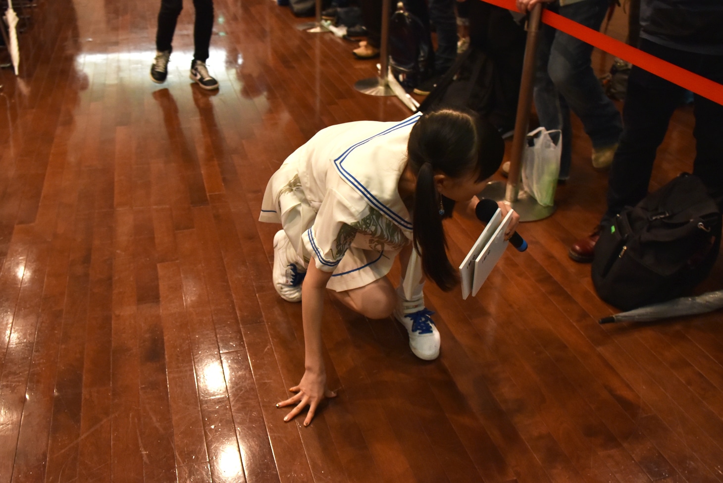 床を這ってキノコを探す藤咲彩音。