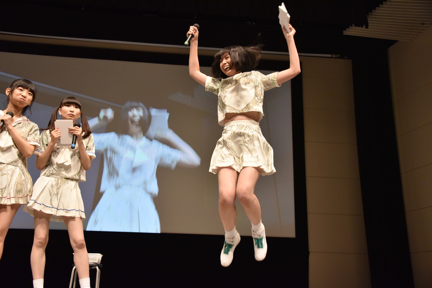 トリュフをゲットした喜びのあまり飛び跳ねる夢眠ねむ。