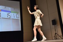 1位になった喜びを謎のダンスで表現する夢眠ねむ。