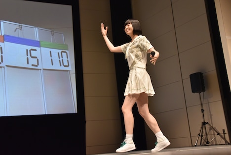 1位になった喜びを謎のダンスで表現する夢眠ねむ。