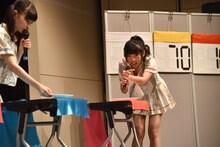 食器の並びを妙に気にする古川未鈴。