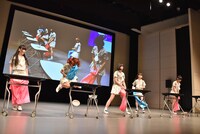 テーブルクロス引きに失敗し飛び上がる成瀬瑛美（左から2番目）。