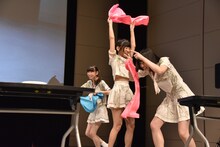 テーブルクロスで遊ぶ藤咲彩音、古川未鈴、夢眠ねむ（左から）。