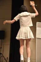 再びトップに立った喜びを謎のダンスで表現する夢眠ねむ。
