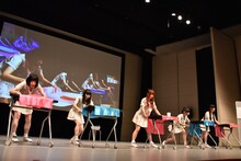 この日2度目のテーブルクロス引きに挑むでんぱ組.inc。