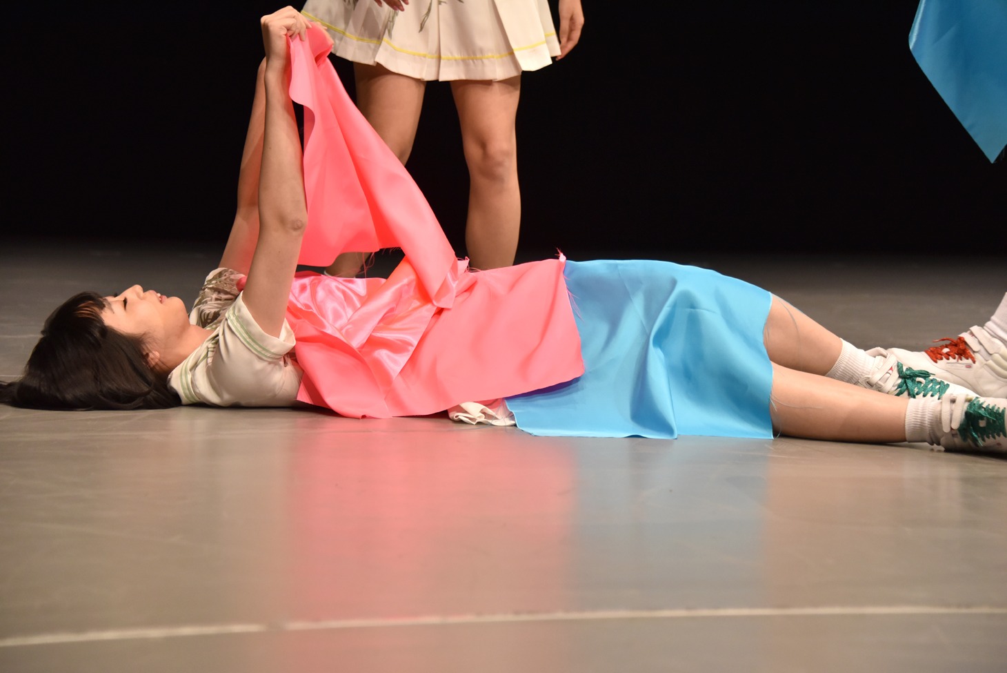 敗色濃厚のあまり自らを“埋葬”する夢眠ねむ。