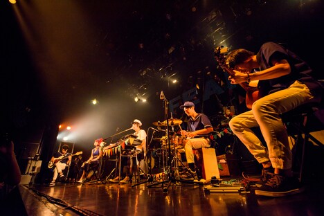 アコースティック編成のパフォーマンスを披露するビッケブランカとバンドメンバー。