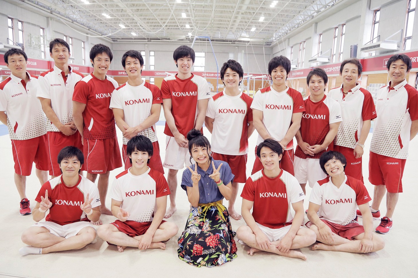 足立佳奈とコナミスポーツ体操競技部メンバー。