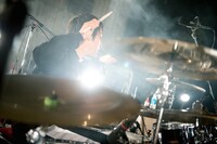 久野洋平（Dr）（撮影：ヤオタケシ）