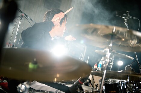 久野洋平(Dr)(撮影:ヤオタケシ)