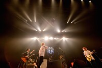 宙を舞うKOUHEI（Dr, Cho）と、見上げる04 Limited Sazabysメンバー。（撮影：半田安政[Showcase]）