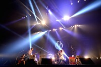 04 Limited SazabysとGODRi（Dr / SiM）。（撮影：半田安政[Showcase]）