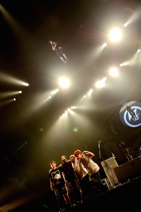 04 Limited SazabysとGODRi（Dr / SiM）。（撮影：半田安政[Showcase]）