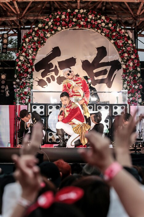 C&K「鹿屋市 presents C&Kの『紅白出場』特別祈願ライブ！～ 地元です。地元じゃなくても、地元です。KEENの本当の地元でワンマンです。in 鹿屋 霧島ヶ丘公園 ～」の様子。（Photo by Yosuke Torii / Terumi Fukano）