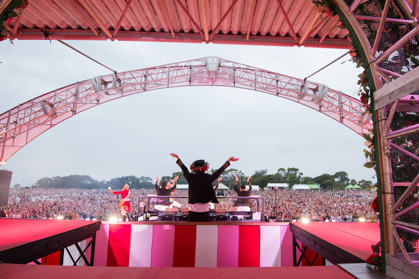 C&K「鹿屋市 presents C&Kの『紅白出場』特別祈願ライブ！～ 地元です。地元じゃなくても、地元です。KEENの本当の地元でワンマンです。in 鹿屋 霧島ヶ丘公園 ～」の様子。（Photo by Yosuke Torii / Terumi Fukano）