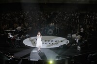 Aimer「Aimer Live in 武道館 “blanc et noir”」の様子。