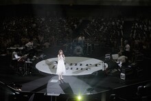 Aimer「Aimer Live in 武道館 “blanc et noir”」の様子。