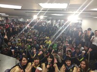 チームしゃちほこ「ハイタッチ＆iTunes Storeトリプルチャンス結果発表～」の様子。