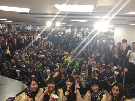 チームしゃちほこ「ハイタッチ＆iTunes Storeトリプルチャンス結果発表～」の様子。