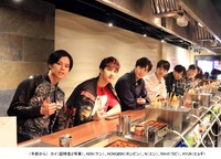 VIXXとカイ（超特急 / 左端）。