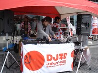 海老名サービスエリアで実演販売をするDJ和（2008年）。