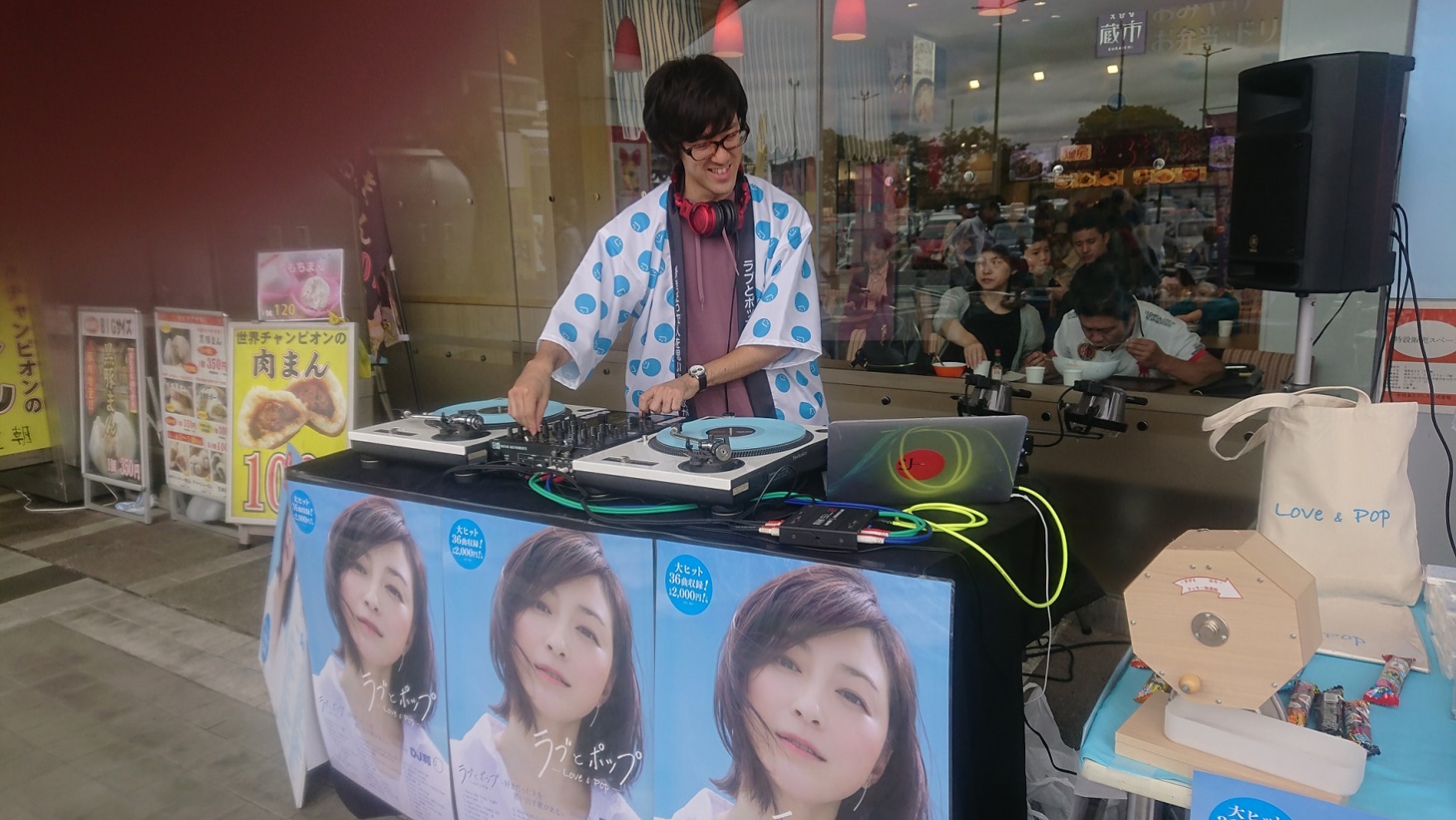 海老名サービスエリアで実演販売をするDJ和（2017年）。