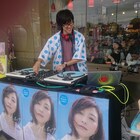 「ラブとポップ」好調のDJ和、海老名SAで再びDJ実演販売