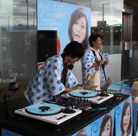 海老名サービスエリアで実演販売をするDJ和（2017年）。