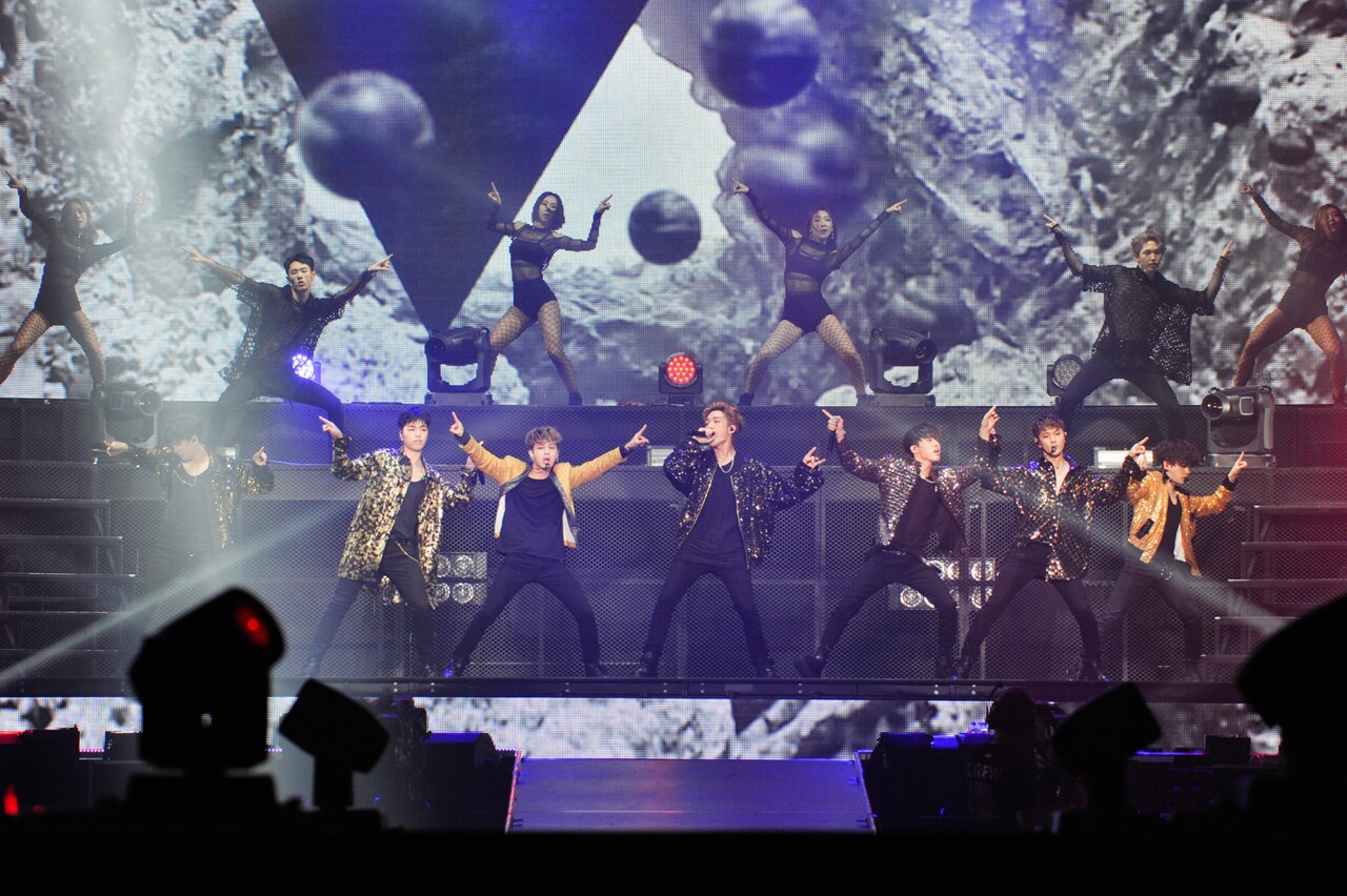 「iKON JAPAN DOME TOUR 2017」追加公演の様子。