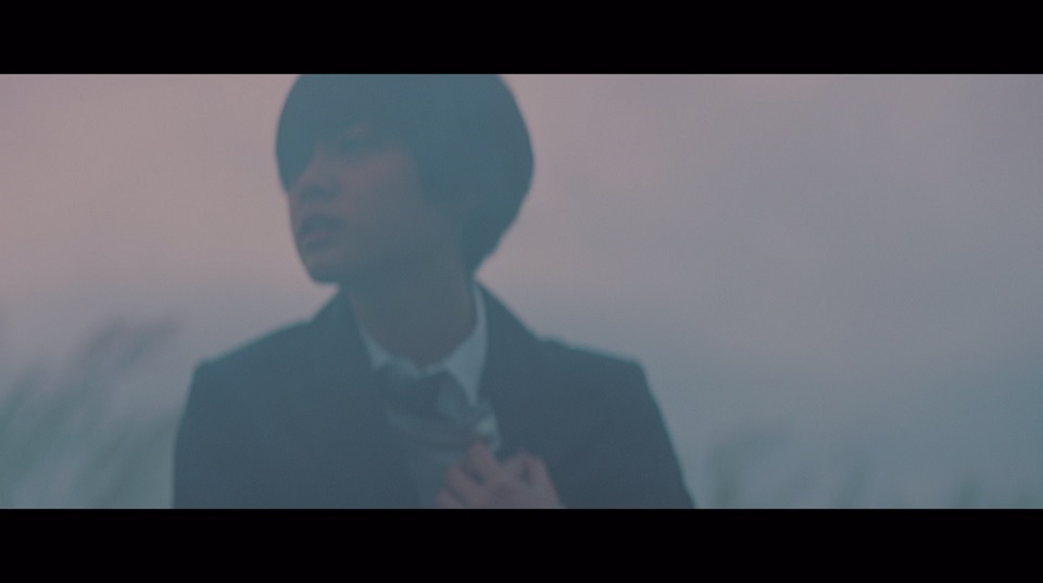 欅坂46「避雷針」ミュージックビデオのワンシーン。