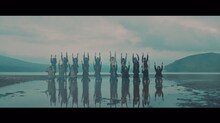 欅坂46「避雷針」ミュージックビデオのワンシーン。