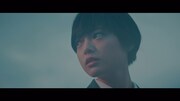 欅坂46「避雷針」ミュージックビデオのワンシーン。