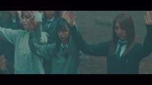 欅坂46「避雷針」ミュージックビデオのワンシーン。